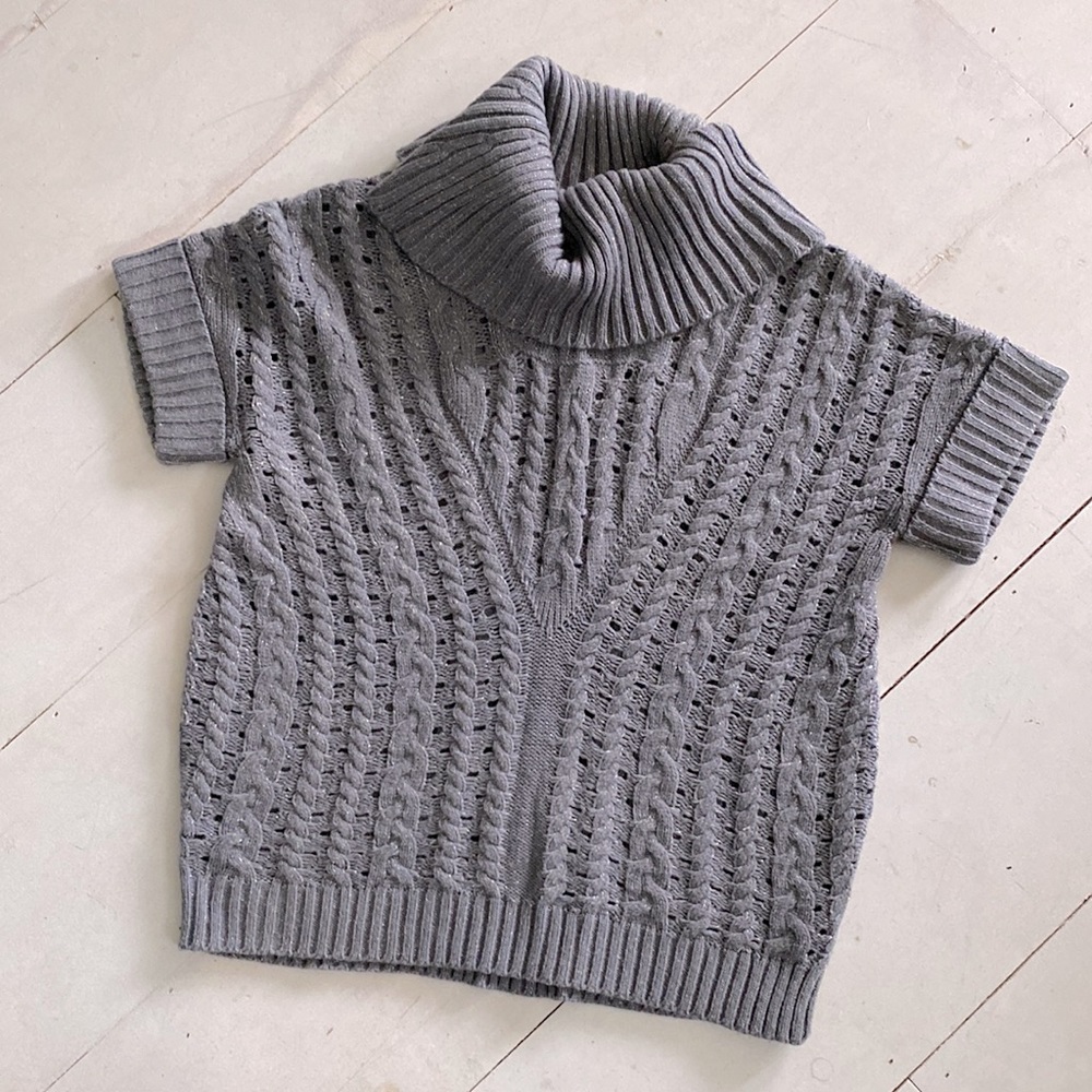 Grey seater